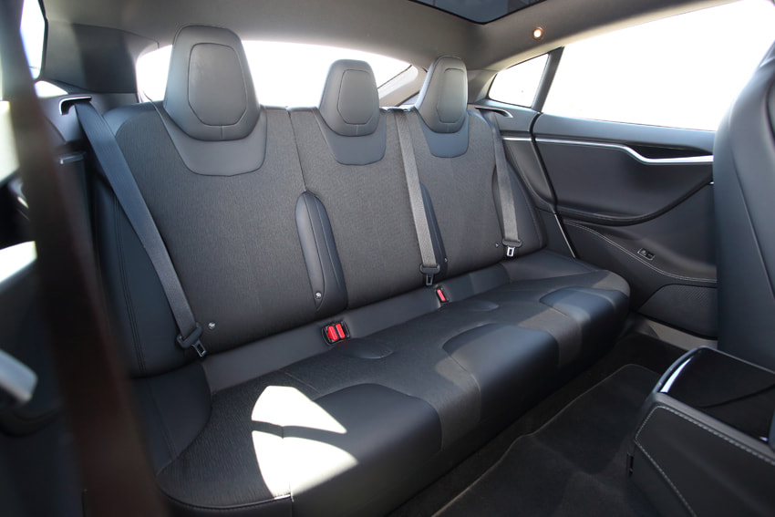 Tesla modelo S asientos traseros